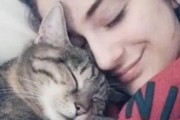 猫咪为什么一直闻我？（探究猫咪闻人的行为原因及其意义）