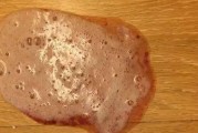 探究狗狗吐出黄色物质的原因（揭秘狗狗黄色呕吐物的成因及对应处理方法）