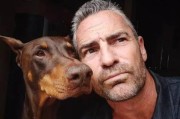 解析杜宾犬鼻头褪色原因的探究（从宠物健康到环境因素，探究导致鼻头褪色的根源）